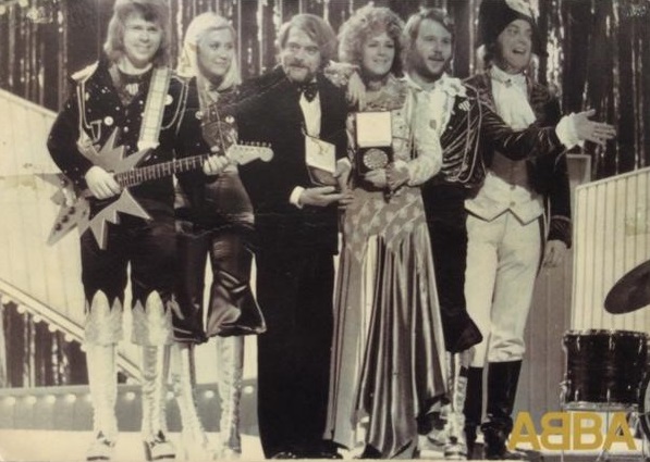 Fotografía de grupo musical ABBA en 1974 los vimos ganar el festival de Eurovisión en blanco y negro